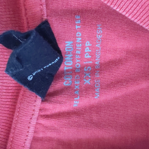 Peanuts Holiday Tshirt Snoop and Woodstock - Picture 4 of 7